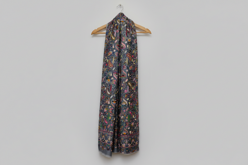 Étole Kashmiri motif floral gris - Vue d'ensemble pliée
