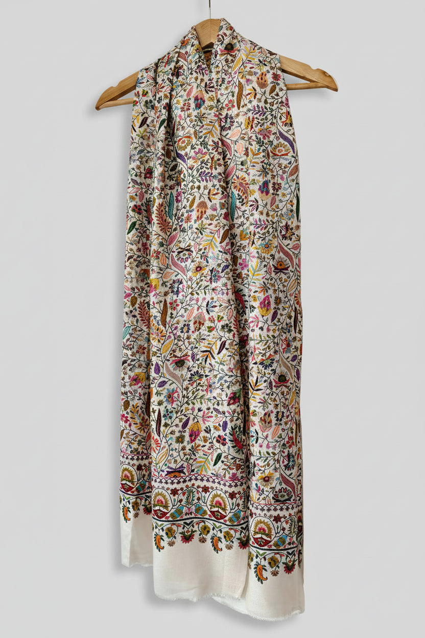 Étole Kashmiri motif floral blanc - Vue d'ensemble pliée