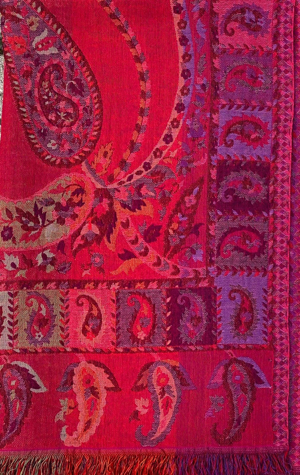 Foulard Sukkur laine et soie Rouge Rose - Détail texture et motifs