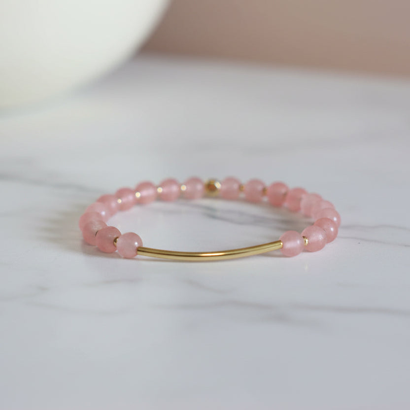 Bracelet artisanal en quartz rose mat avec perle centrale dorée, 18,5 cm