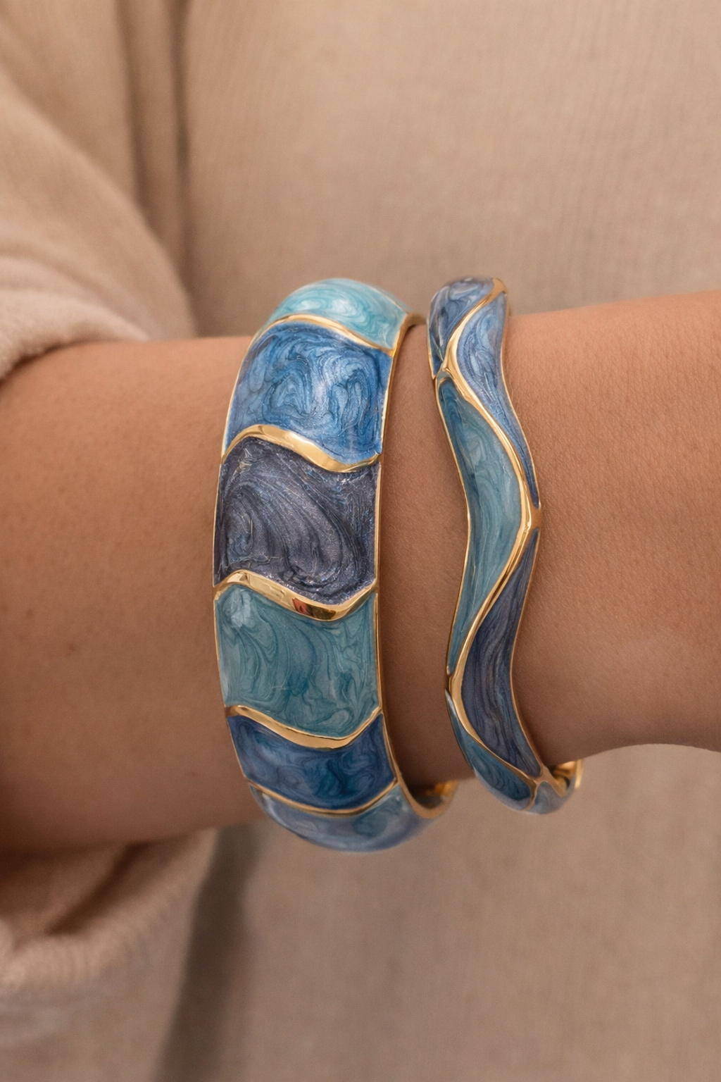 Bracelet jonc émaillé Nina bleu - Photo portée poignet