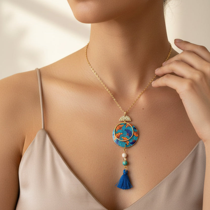 collier bois résine porté