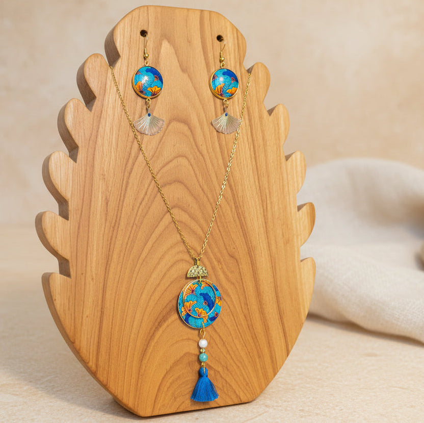 set de bijoux sur présentoir