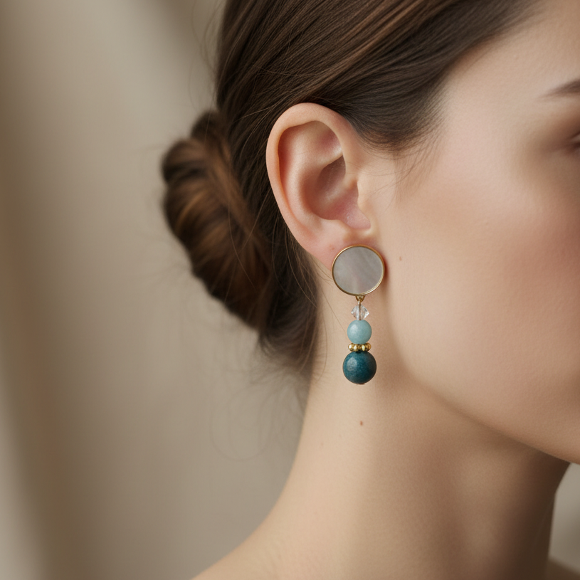 Boucles d'oreille en apatite, amazonite et nacre, création artisanale et unique