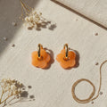 Boucles d'oreilles fleurs résine orange
