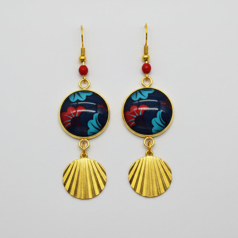 Boucles d'oreilles ethniques wax rouge bleu avec pendentifs coquillages 