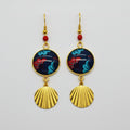 Boucles d'oreilles ethniques wax rouge bleu avec pendentifs coquillages 