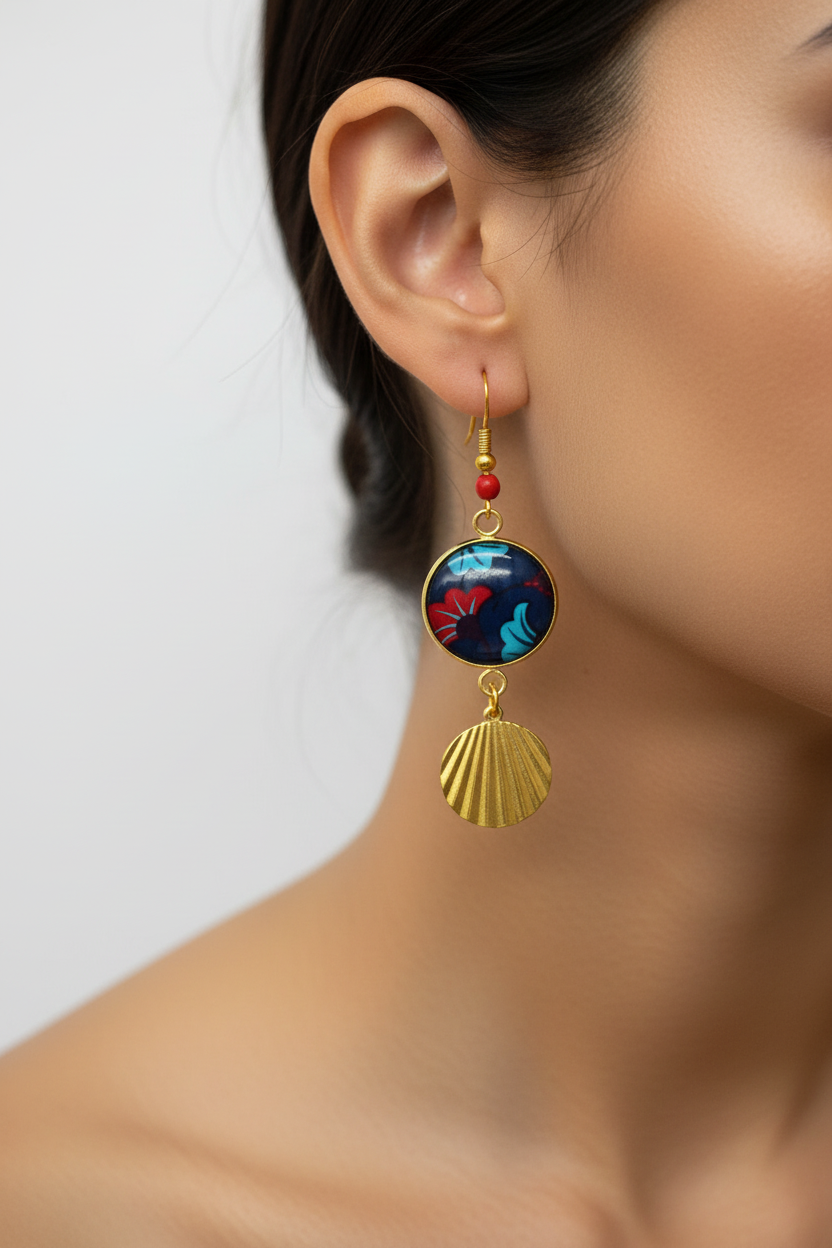 boucles d'oreilles rouge bleu portées
