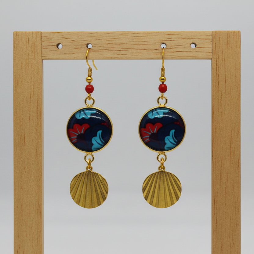 boucles d'oreilles rouge bleu résine acier doré coquillages sur présentoir