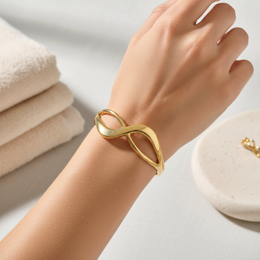 Bracelet en acier inoxydable doré avec design ondulé