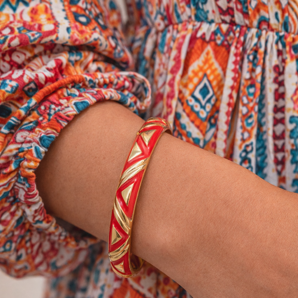 Bracelet jonc Sofia émaillé rouge - Photo portée poignet