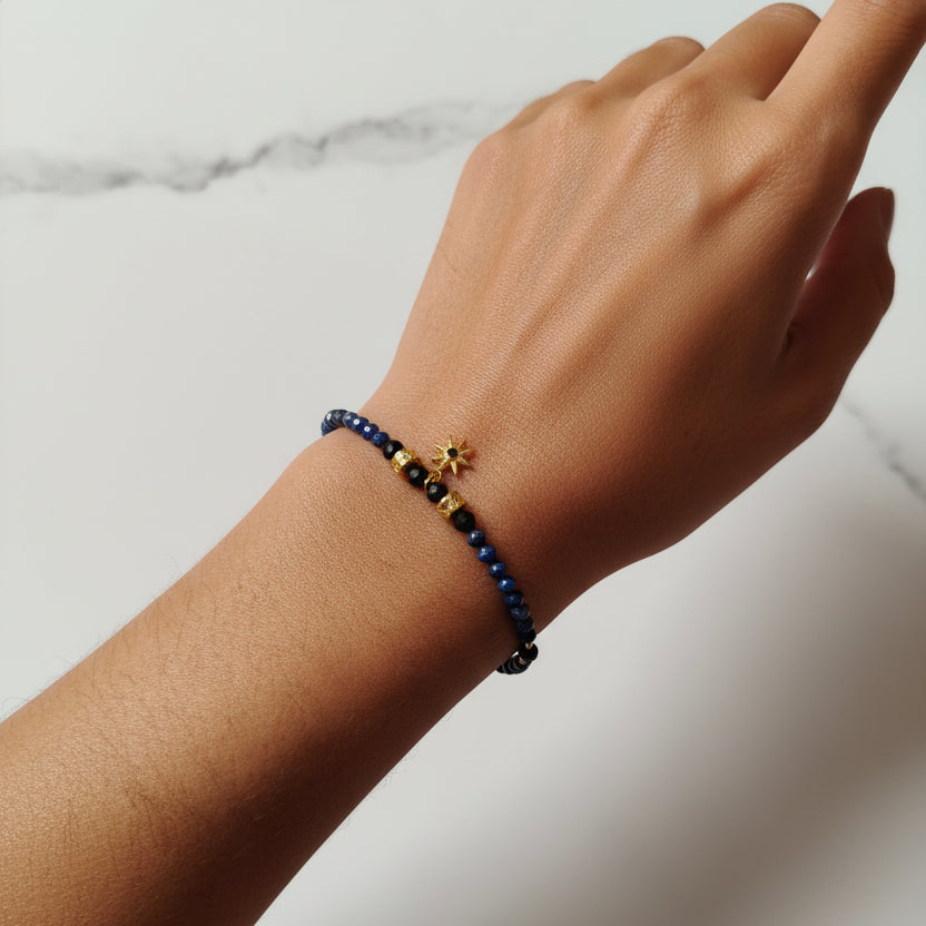 Bracelet porté en lapis lazuli et spinelle noire