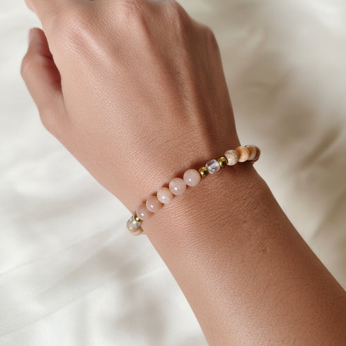 Bracelet porté, pierre de soleil, quartz rose, jaspe impérial