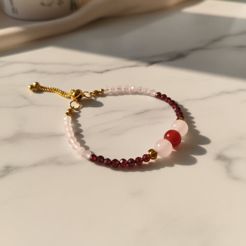Bracelet artisanal Rose & Grenat - vue ensemble
