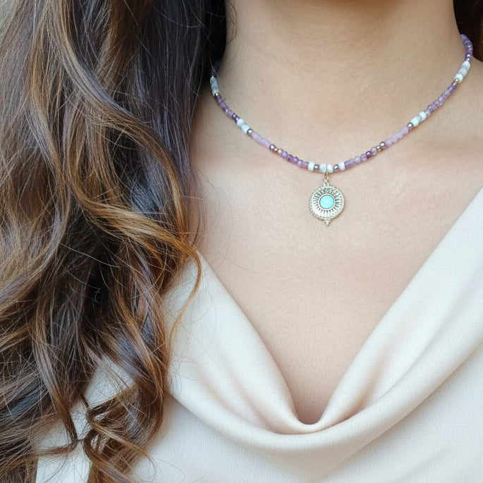 Collier améthyste et perles nacrées heishi avec pendentif soleil en acier inoxydable