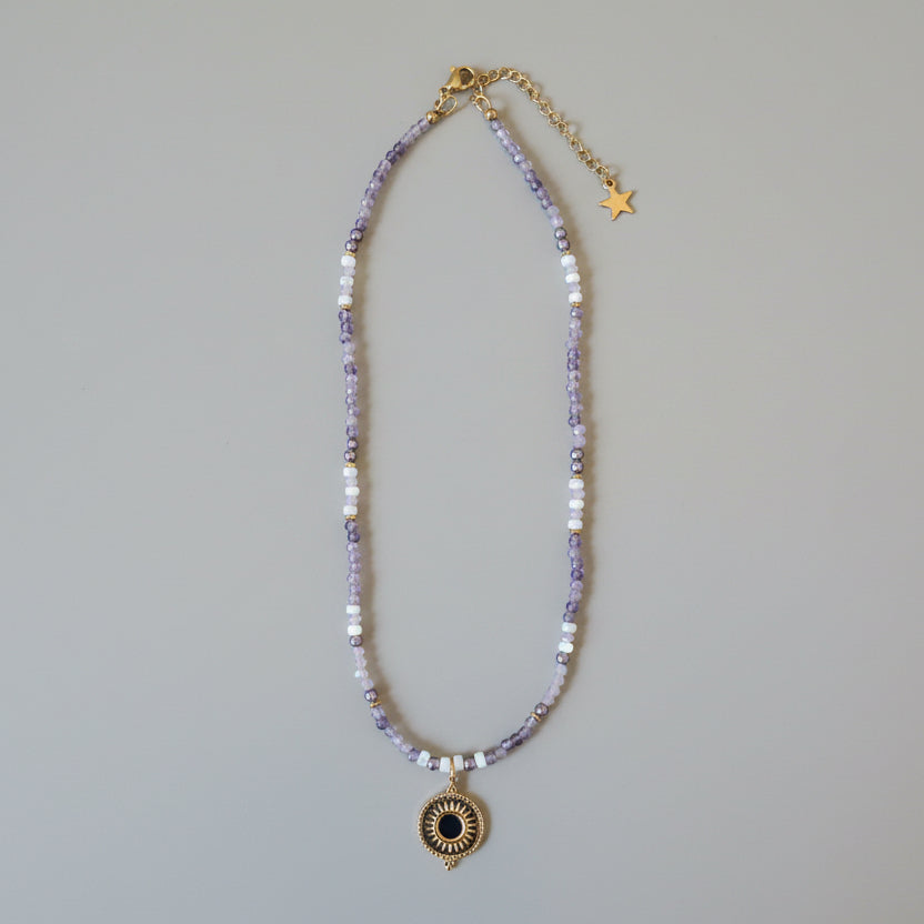 collier pierres facettées améthyste et perles nacrées heishi