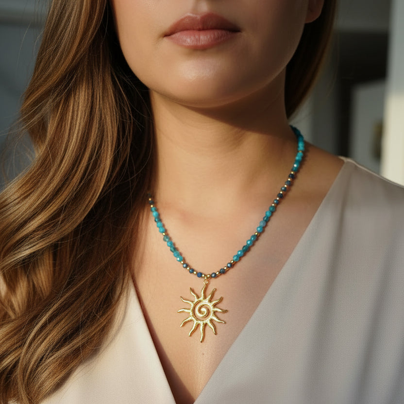 Collier artisanal apatite et lapis lazuli, pendentif soleil