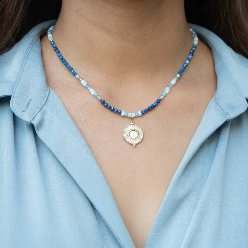 Collier en pierres naturelles lapis lazuli et perles nacrées heishi avec pendentif soleil en acier inoxydable