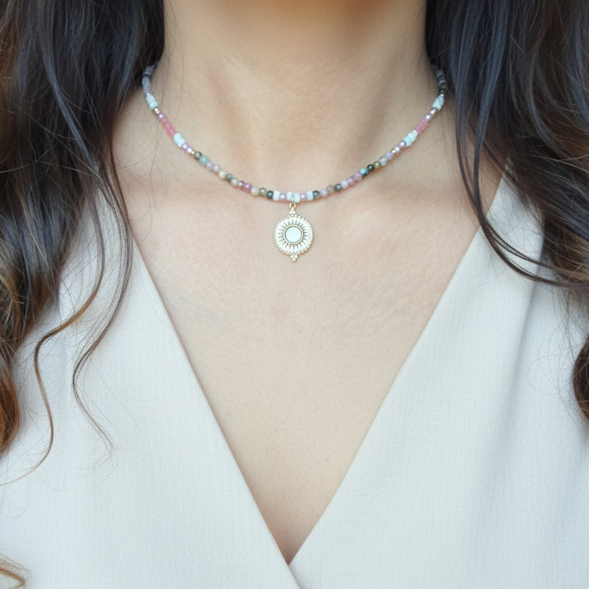 Collier en pierres naturelles tourmaline avec des perles nacrées heishi et un pendentif en acier inoxydable