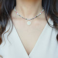 Collier en pierres naturelles tourmaline avec des perles nacrées heishi et un pendentif en acier inoxydable