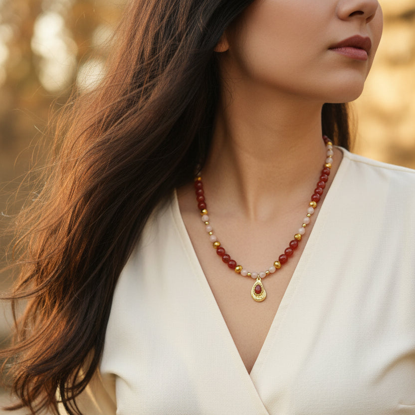 Collier porté en cornaline, pierre du soleil et rondelles facettées