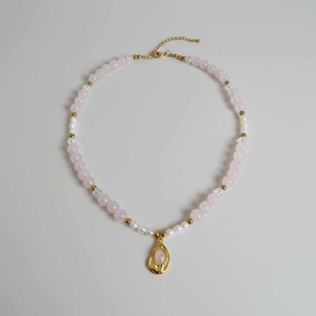 Collier artisanal en quartz rose, cristal de roche craquelé, perles d'eau douce et hématite 