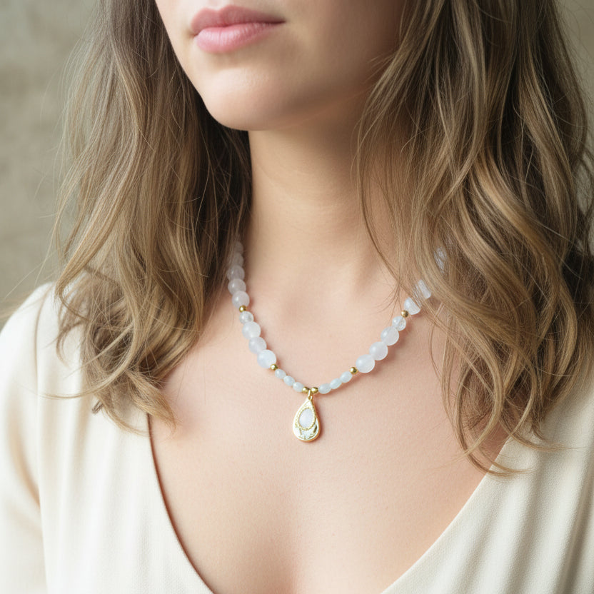 Collier en quartz rose porté