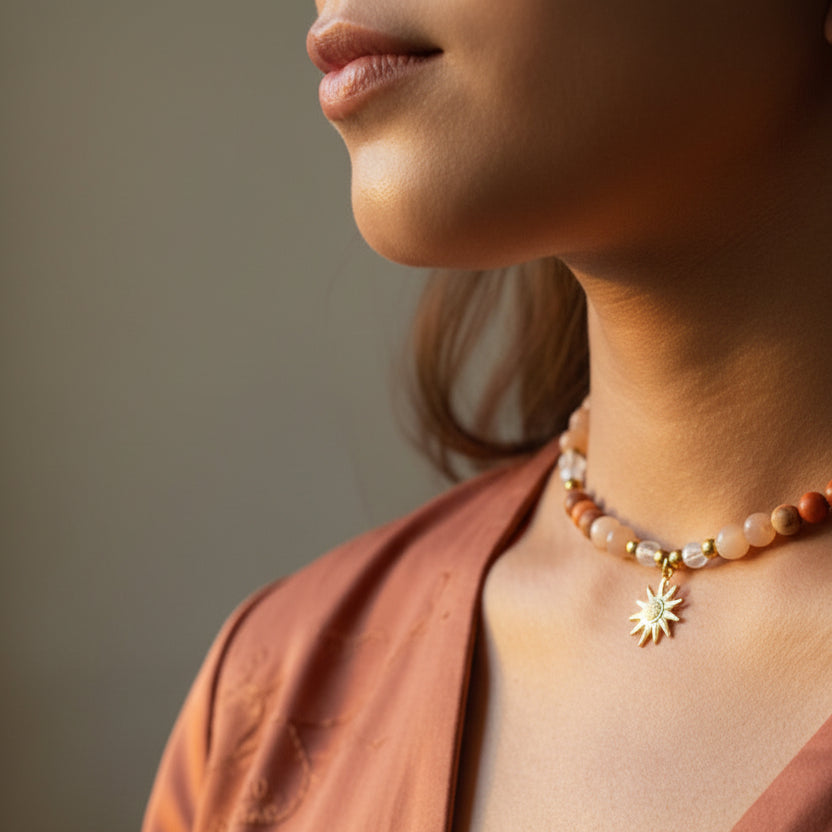 Collier ras de cou porté, quartz rose, pierre de soleil et jaspe impérial