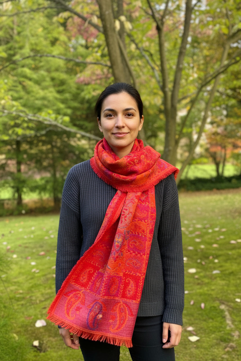 Foulard Sukkur laine et soie Rouge Orange - Photo portée