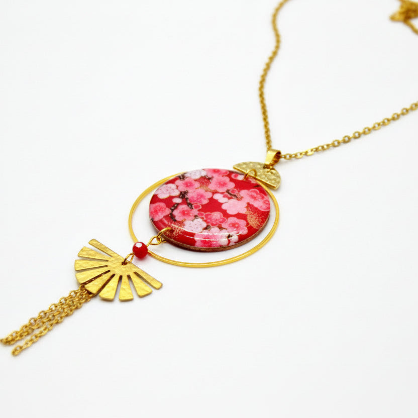 Collier sautoir artisanal motif sakura en résine et acier doré