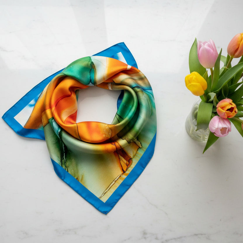 Foulard en soie satin, art fluide bleu, vert et orange
