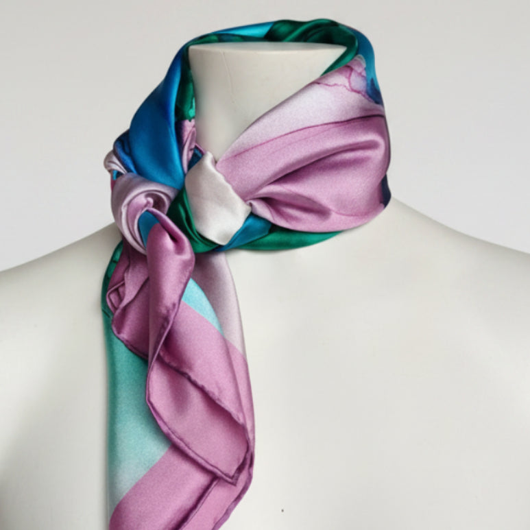 Foulard carré en soie, art fluide bleu, vert et lilas