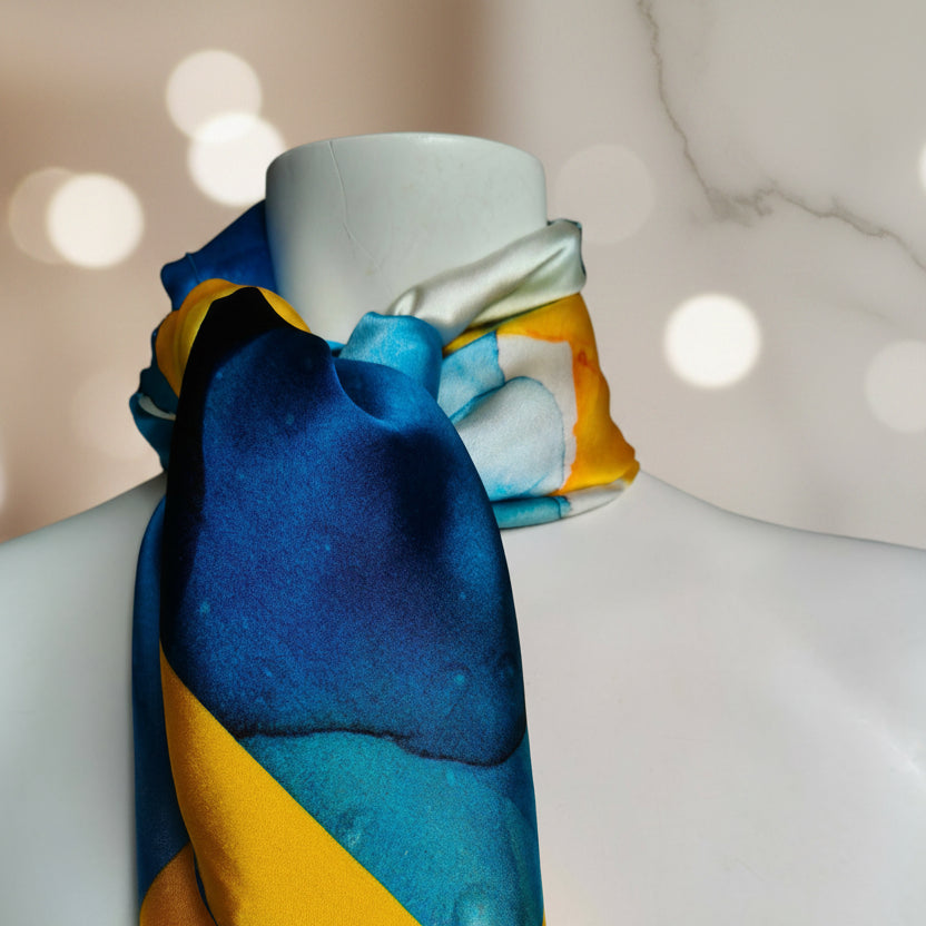 Foulard en soie satin, art fluide bleu et jaune