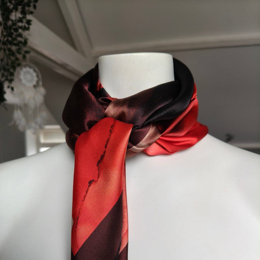 Foulard en soie noué, art fluide rouge et noir