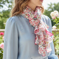 Foulard en coton naturel avec motifs fleuris imprimés à la maison blanc et rose