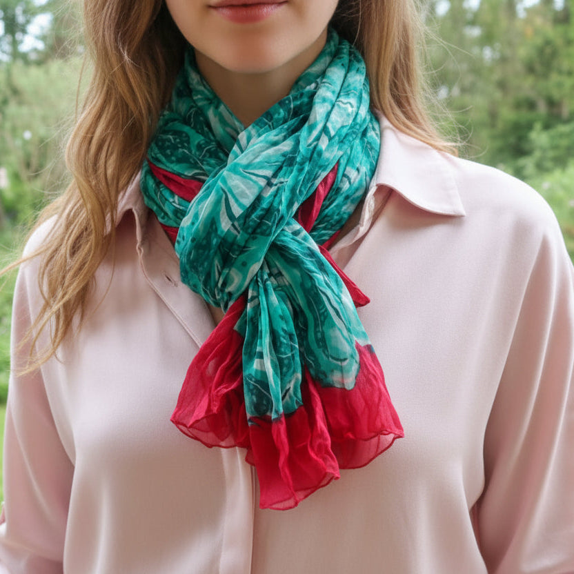 Foulard en soie éclat d'azur couleur turquoise sérigraphié à la main
