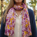 Foulard en soie couleur violet et jaune motif sérigraphié à la main